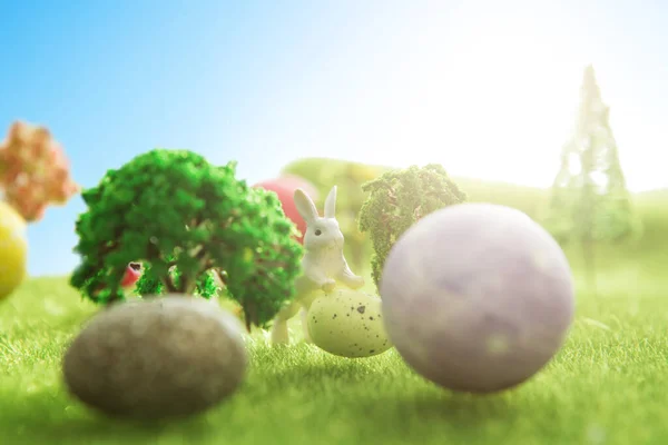Весенний Луг Кроликом Пасхальным Яйцом Сказка — стоковое фото