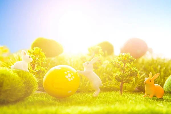 초원에 토끼들 잔디에 귀여운 손전등 부활절 — 스톡 사진