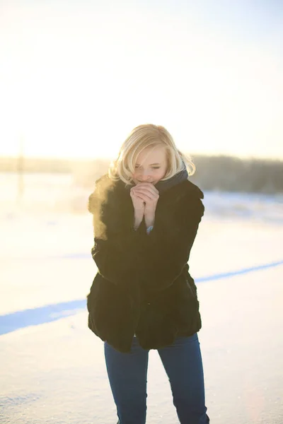 Jonge Vrouw Genieten Van Winter — Stockfoto