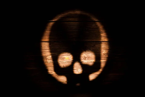 Silueta Lidská Lebka Tmavém Dřevěném Pozadí — Stock fotografie
