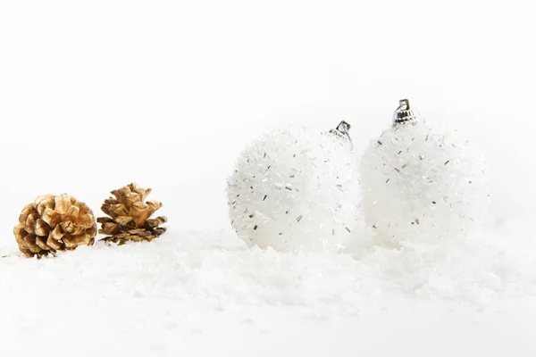 Kerstversiering Met Twee Rode Ballen Sneeuw Wazige Achtergrond Van Heldere — Stockfoto