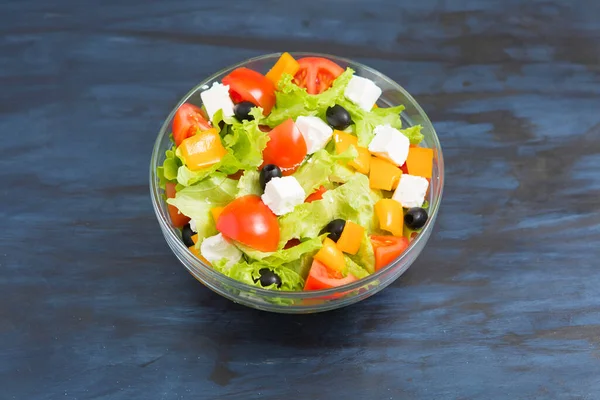 Görög Saláta Üvegtálban Fekete Vagy Sötét Szürke Vagy Fém Asztalon — Stock Fotó