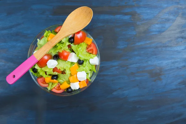 Griekse Salade Een Glazen Kom Zwarte Donkergrijze Houten Metalen Tafel — Stockfoto