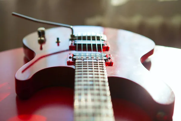 Guitarra Eléctrica Roja Colocada Sobre Terciopelo Rojo —  Fotos de Stock