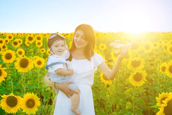 Happy Child Mother Playing Toy Airplane Sunflowers Field Travel Vacation — Stock Photo, Image