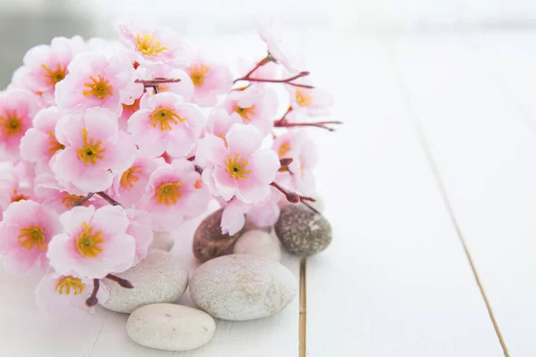 Pedras Spa Com Flores Sakura Rosa Mesa Madeira Branca — Fotografia de Stock