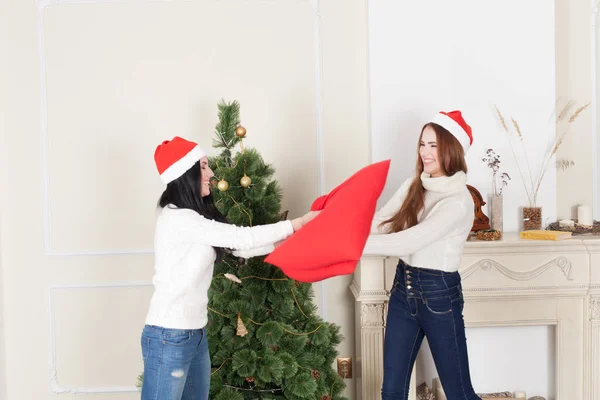 Feliz Dos Novias Cerca Del Árbol Navidad — Foto de Stock