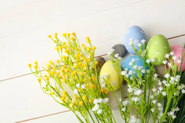 Kleurrijke Paaseieren Houten Ondergrond Paasvakantie Achtergrond — Stockfoto