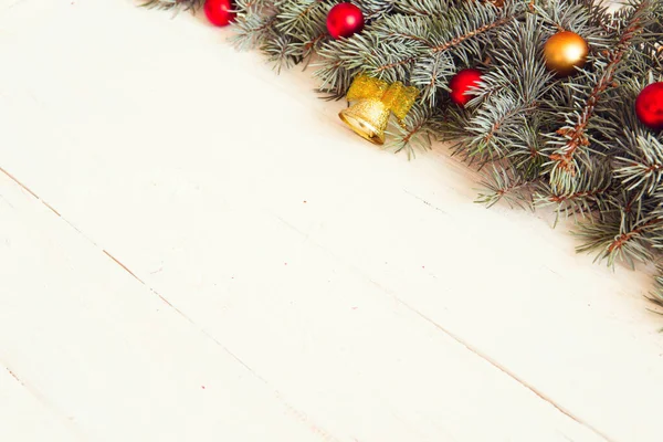 Kerstboom Met Kerstversiering Een Wit Houten Bord — Stockfoto