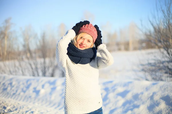 Junge Frau Genießt Den Winter — Stockfoto