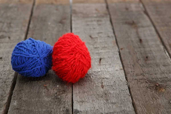 Yün iplikten yapılmış renkli paskalya yumurtaları. Mutlu Paskalyalar.