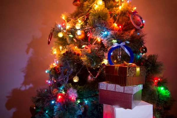 Arbre Noël Recouvert Neige Avec Lumières Multicolores Nuit — Photo