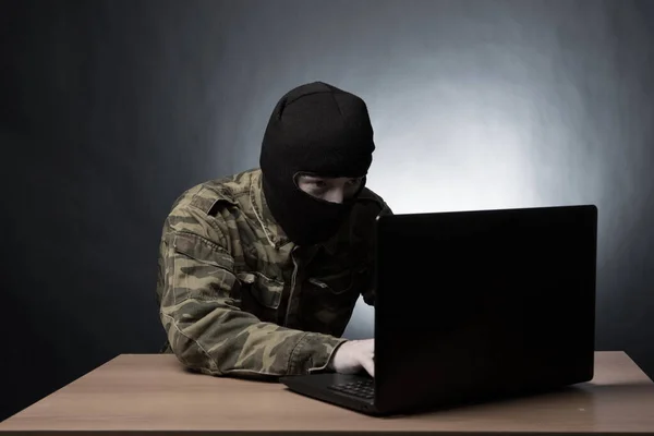 Maskierter Cyber Terrorist Militäruniform Hackt Geheimdienst Der Armee — Stockfoto