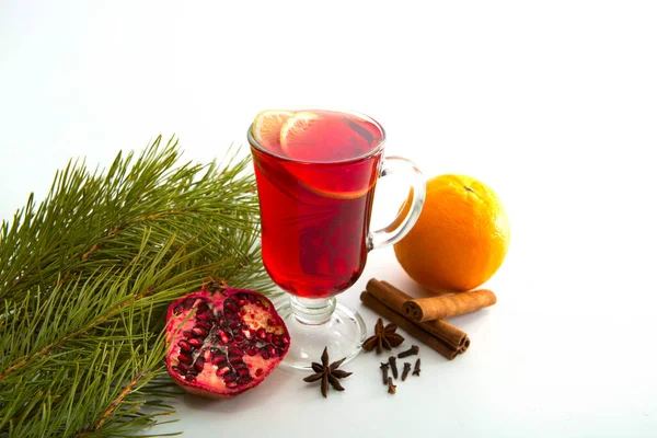 Wino Musujące Szklance Cynamonem Świąteczne Słodycze Izolowane — Zdjęcie stockowe