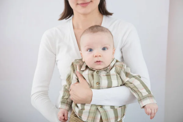 Mãe Feliz Bebê Com Seu Filho Recém Nascido — Fotografia de Stock