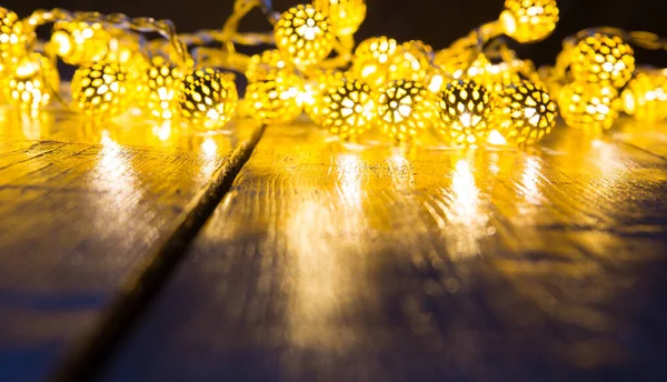 Gelbe Weihnachtsbeleuchtung Hintergrund Mit Holzboden — Stockfoto