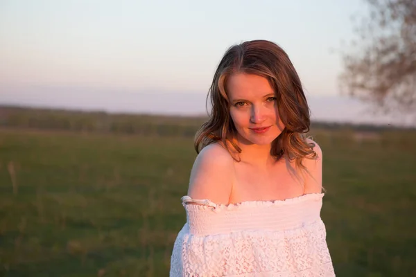 Hermosa Mujer Sonriente Campo Atardecer Hermosa Modelo Chica Vestido Blanco —  Fotos de Stock