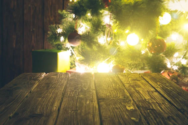 Wazige Achtergrond Van Kerstboom Verlichting Geschenken Muur Met Houten Tafel — Stockfoto