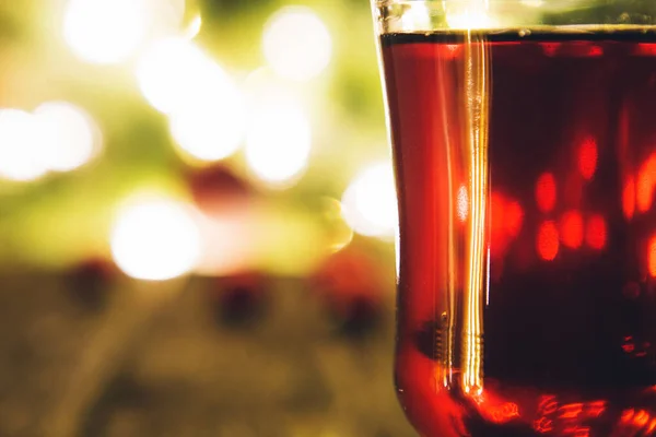Ein Einziges Glas Glühwein Auf Defokussiertem Christbaumhintergrund — Stockfoto
