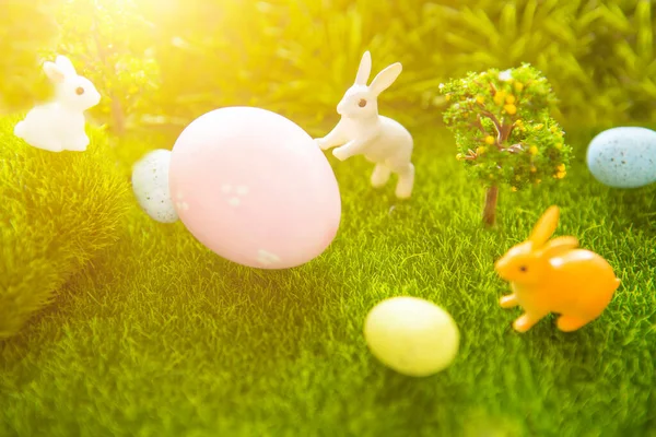Кроличьи Игрушки Пасхальными Яйцами Весеннем Зеленом Лугу Счастливая Пасха — стоковое фото