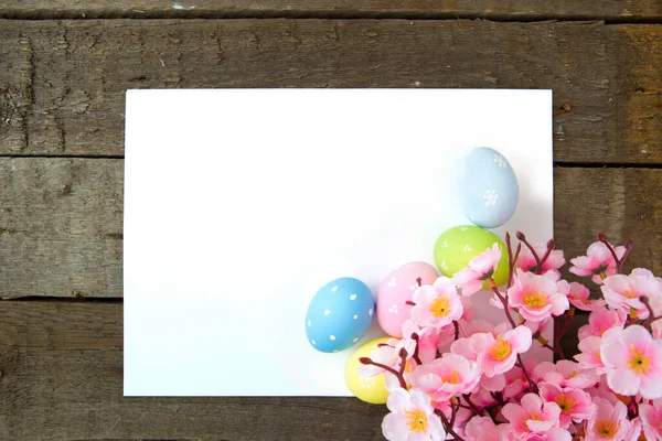 Ostereier Und Blanko Zettel Auf Holzgrund Frohe Ostern — Stockfoto