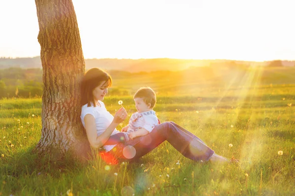 Portret Van Een Gelukkige Moeder Met Baby Zonsondergang Achtergrond Gelukkig — Stockfoto