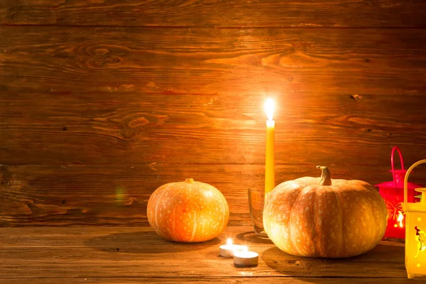 Twee Pompoenen Met Kaars Houten Ondergrond Halloween Pompoen Achtergrond Jack — Stockfoto