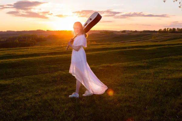 Frauen Mit Gitarre Über Dem Sonnenuntergangshimmel Selektiver Fokus — Stockfoto