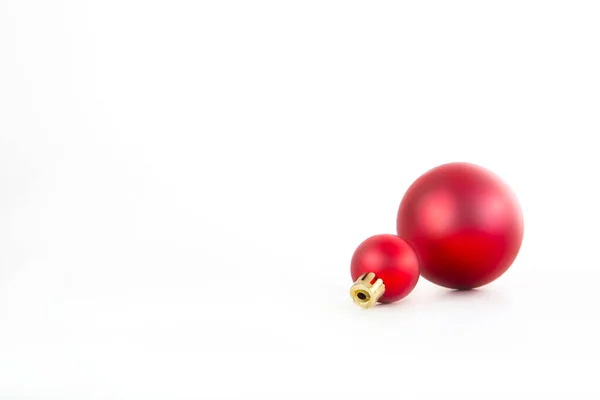 Duas Belas Bolas Natal Vermelhas Isoladas Branco — Fotografia de Stock