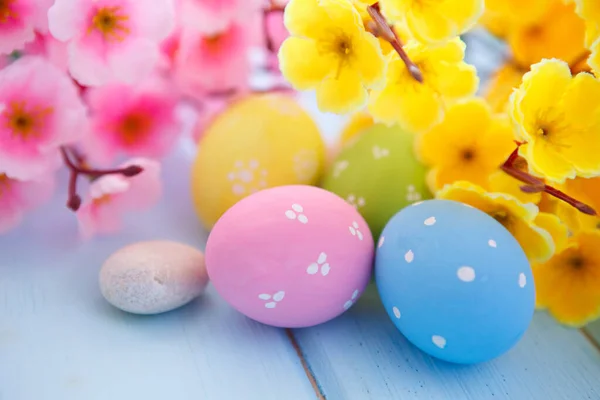 Oeufs Pâques Décorés Colorés Sur Fond Bois Blanc Joyeuses Pâques — Photo