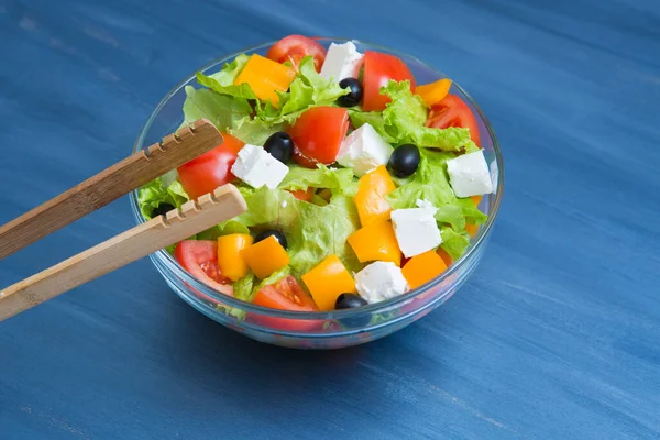 Griekse Salade Een Glazen Kom Donkergrijze Houten Metalen Tafel — Stockfoto