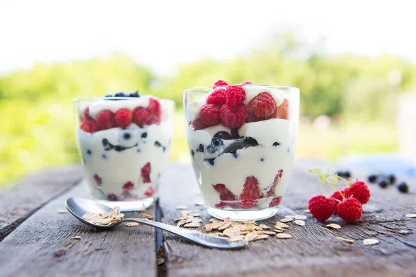 Desert Stratificat Brânză Cremă Zmeură Coacăze Negre Granola Casă Micul — Fotografie, imagine de stoc