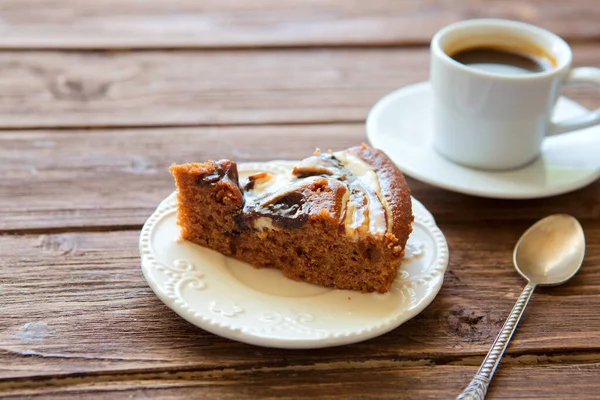 Köstlicher Schokoladenkuchen Auf Weißem Teller Und Ein Stück Schokoladenkuchen Mit — Stockfoto