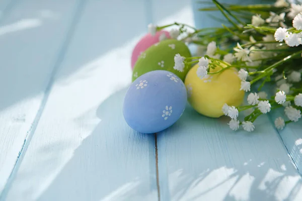 Oeufs Pâques Décorés Colorés Sur Fond Bois Blanc Joyeuses Pâques — Photo