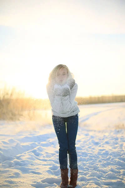 Junge Frau Genießt Den Winter — Stockfoto