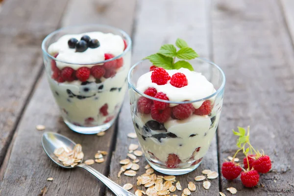Természetes Joghurt Friss Bogyókkal Müzlivel Egészséges Desszert — Stock Fotó