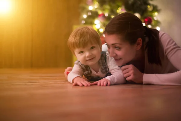Madre Hijo Con Árbol Navidad —  Fotos de Stock
