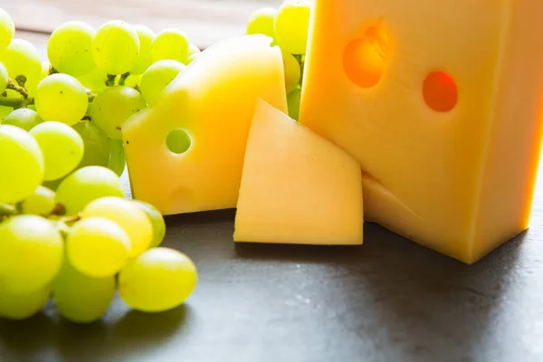 Masanın Üzerinde Yeşil Üzümlü Çeşitli Peynir Çeşitleri Var — Stok fotoğraf