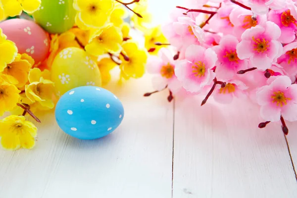Ouă Paște Decorate Colorate Fundal Din Lemn Alb Happy Easter — Fotografie, imagine de stoc