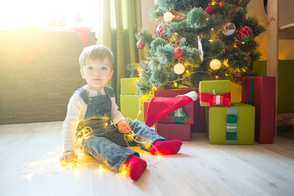 Niño Con Regalo Navidad Habitación Sobre Árbol Navidad —  Fotos de Stock