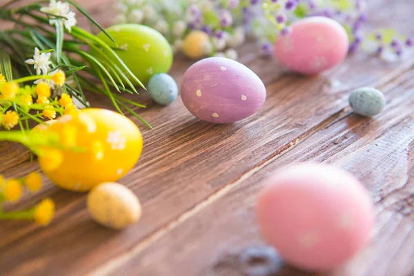 Œufs Pâques Branche Avec Des Fleurs Sur Fond Bois Rustique — Photo