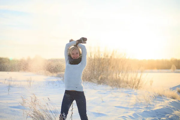 Jonge Vrouw Genieten Van Winter — Stockfoto