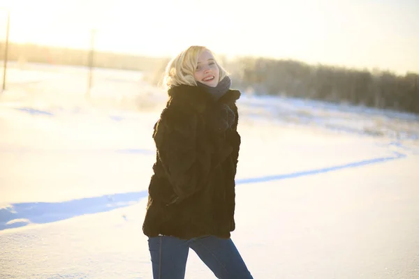 Junge Frau Genießt Den Winter — Stockfoto