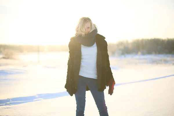 Jonge Vrouw Genieten Van Winter — Stockfoto