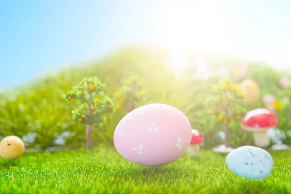 Цветные Пасхальные Яйца Одно Большое Розовое Пасхальное Яйцо Весенней Зеленой — стоковое фото