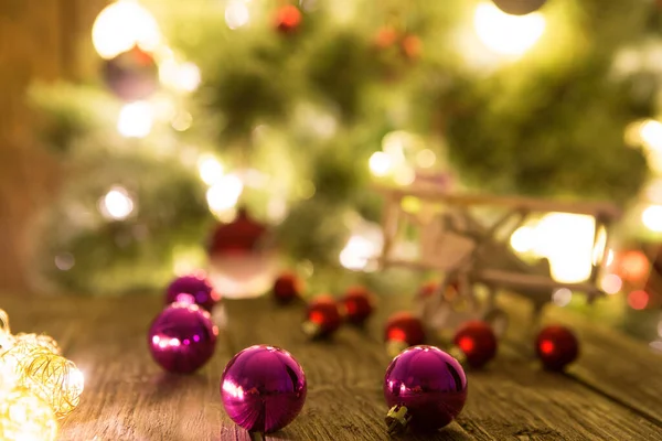 Kerstvakantie Achtergrond Met Houten Vliegtuig Kerst Rode Ballen Houten Tafelblad — Stockfoto