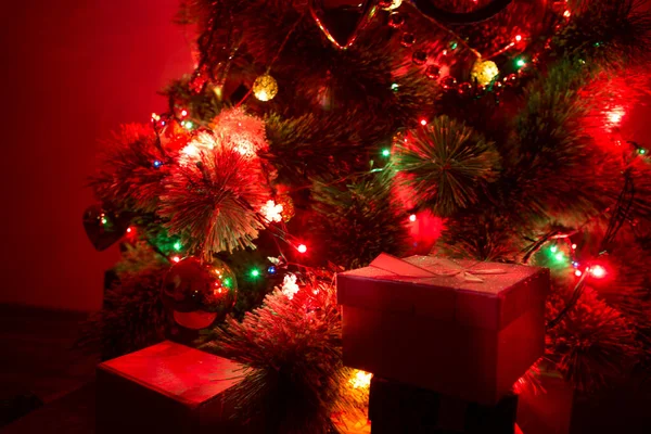 Een Kerstboom Met Kerstboomverlichting Het Donker — Stockfoto