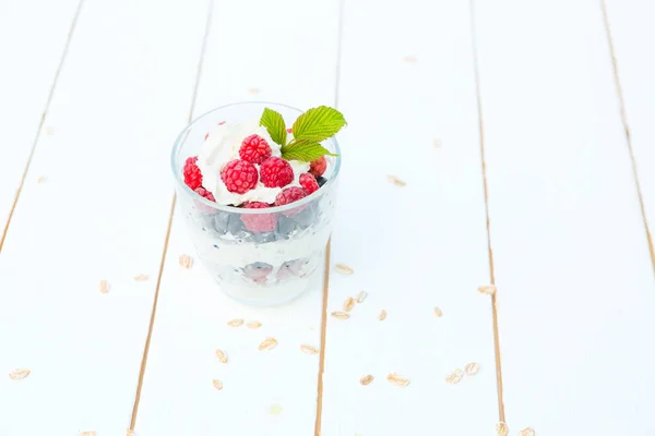Десертный Слоистый Пудинг Малиной Черной Смородиной Стекле — стоковое фото
