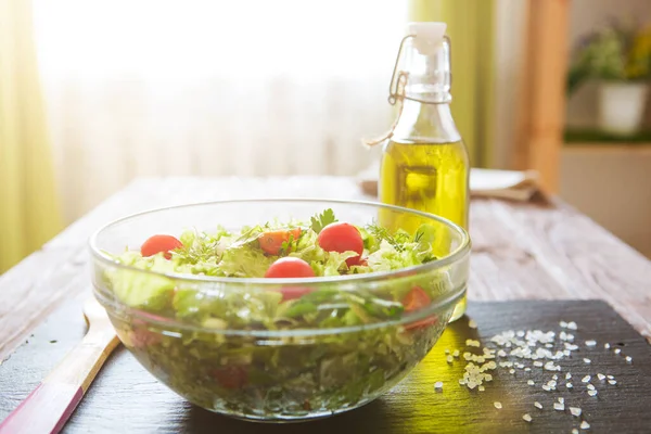 Glas Skål Med Färsk Grön Sallad Svart Sten Yta Trä — Stockfoto