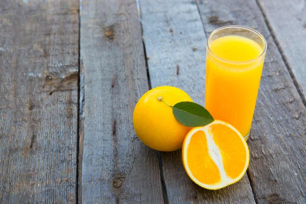 Vaso Zumo Naranja Recién Prensado Sobre Mesa Madera Oscura —  Fotos de Stock